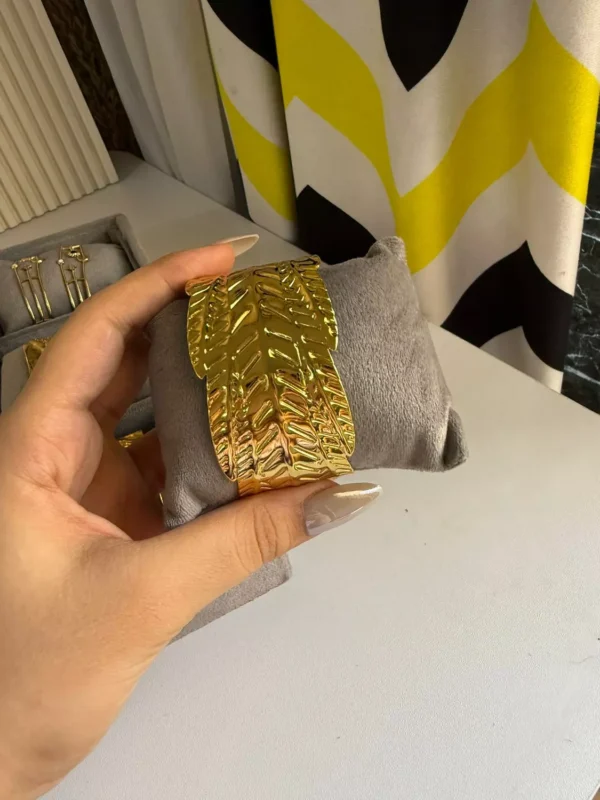 gold bareclet