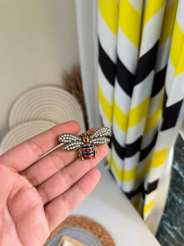 brooch 🐝